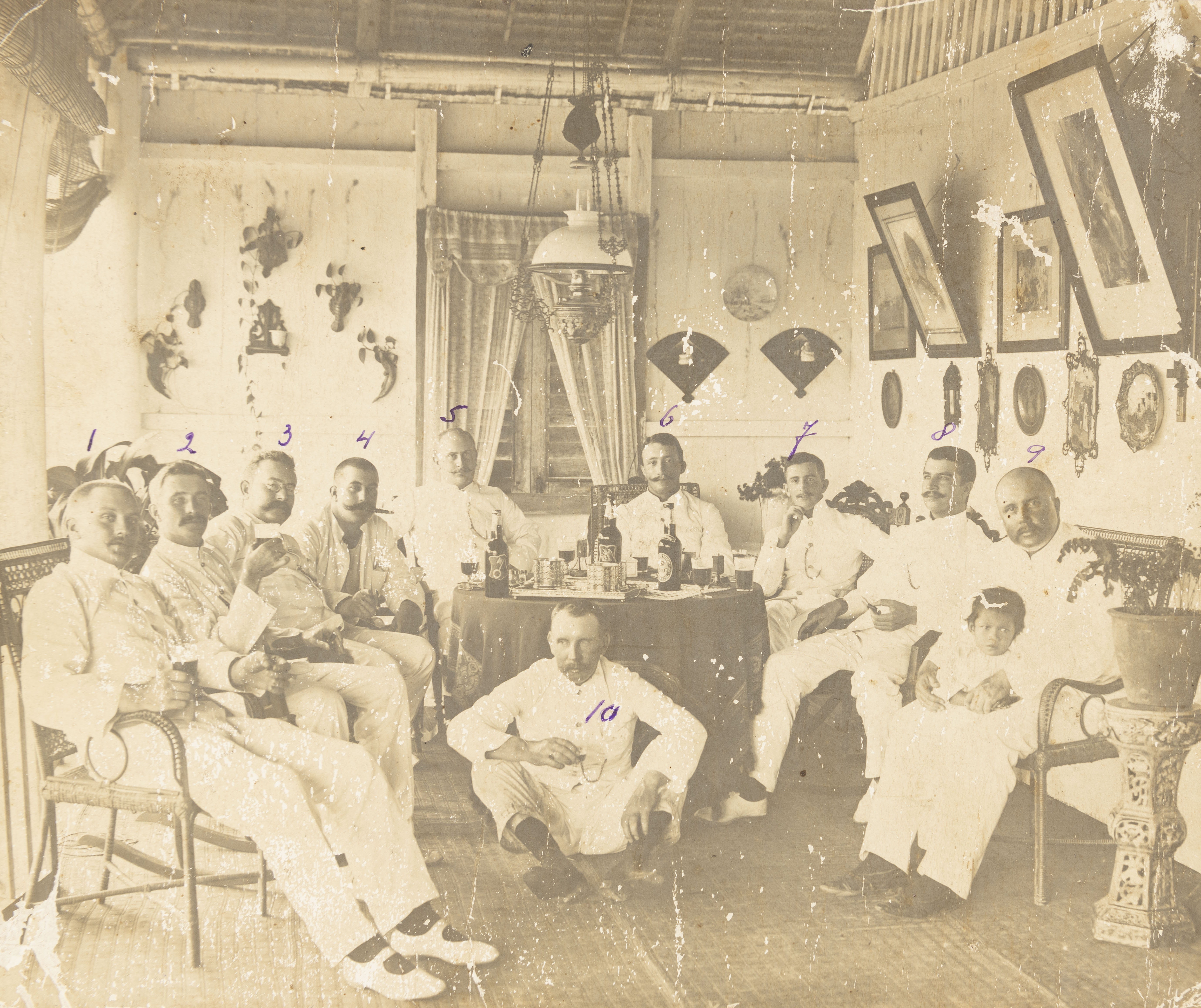 Zichtbaar en onzichtbaar familieverbanden in de koloniale tijd in Indonesië Volkenkunde in Leiden