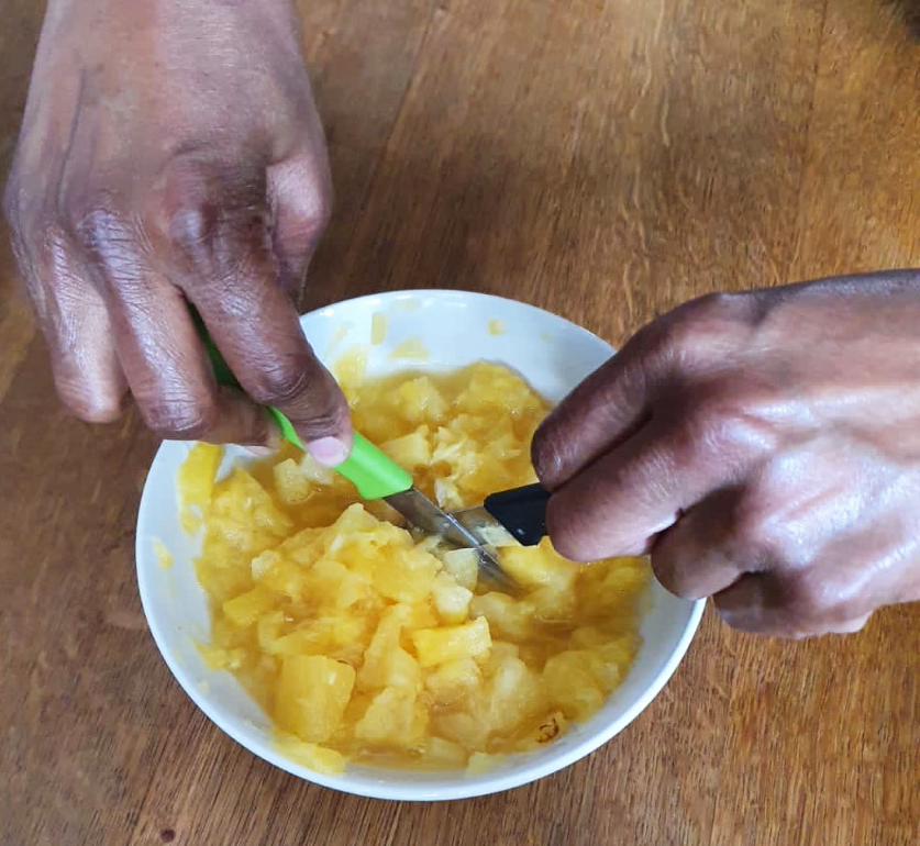 Ananas kruislinks kleinsnijden