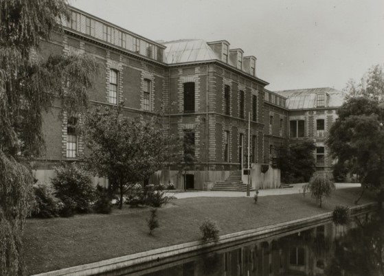 Het gebouw van het voormalig Academisch Ziekenhuis, sedert 1937 de vestiging van Museum Volkenkunde, Leiden.