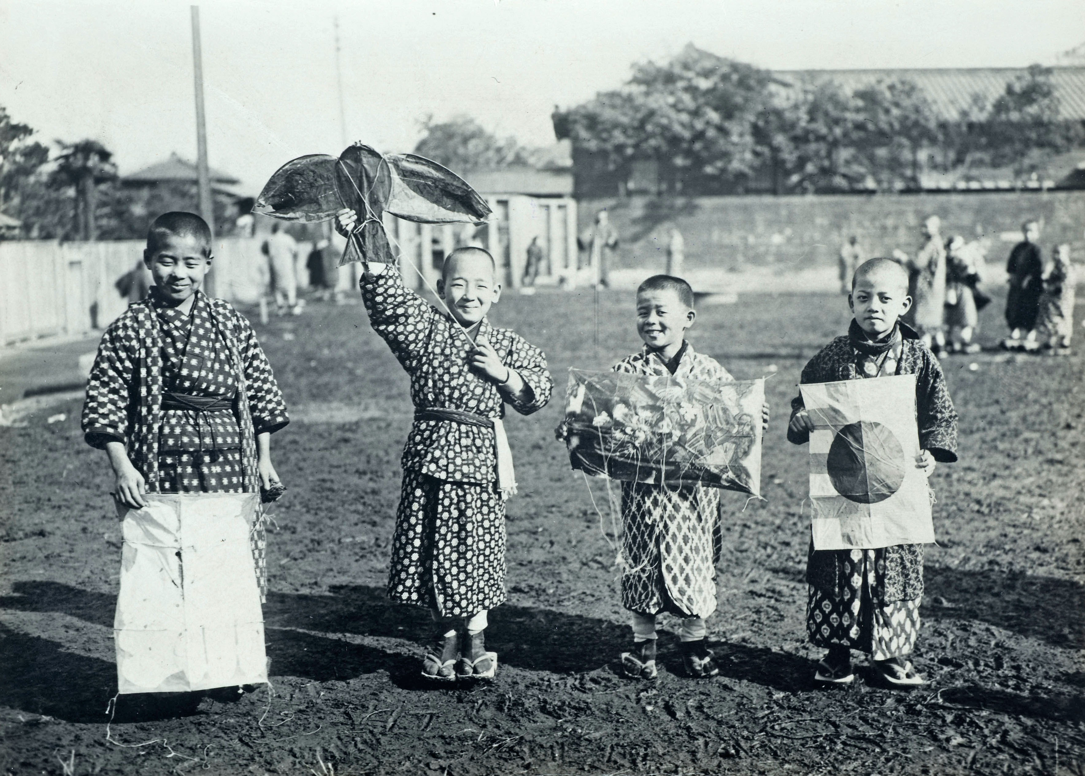 Vliegerende kinderen in Japan, ca. 1915, fotograaf onbekend, RV-A390-709