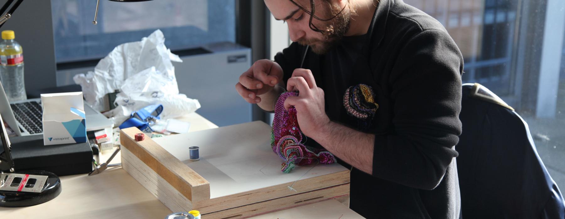 Sebastien Carre aan het werk in Atelier