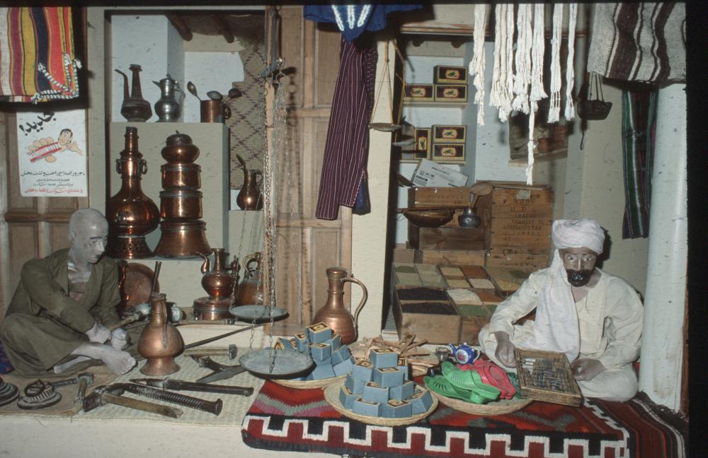 Evocatieve opstelling van een deel van een Afghaanse bazaar, als onderdeel van de expositie “Bazaar; marktsteden in Noord-Afghanistan”,  25 januari 1980 - 4 januari 1981.