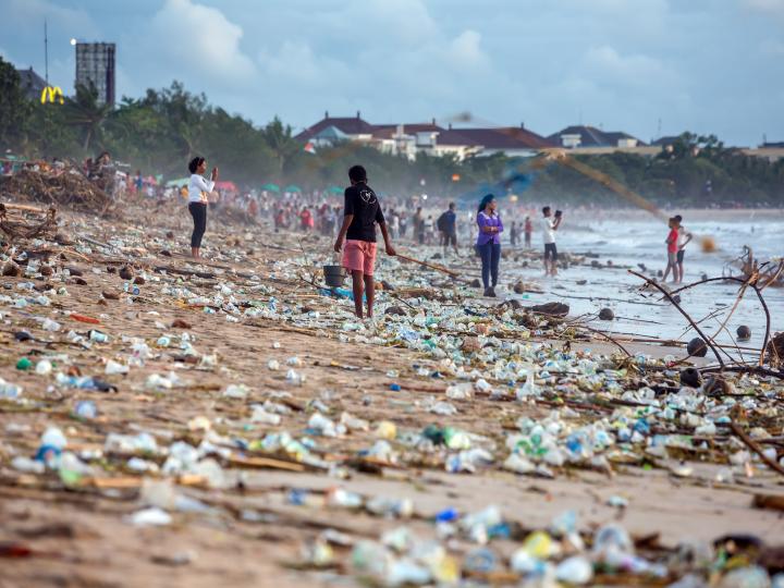 Aangespoeld plastic op Kuta beach, Bali, februari 2017