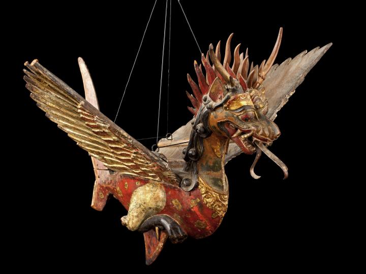 Offeraltaar in de vorm van een mythisch dier. Bali, ca. 1900, hout. Collectie Stichting Nationaal Museum van Wereldculturen. Foto Ben Grishaaver